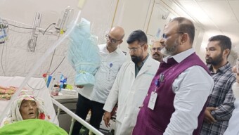 অসুস্থ শিক্ষককে দেখতে হাসপাতালে গেলেন ঢাবি উপাচার্য