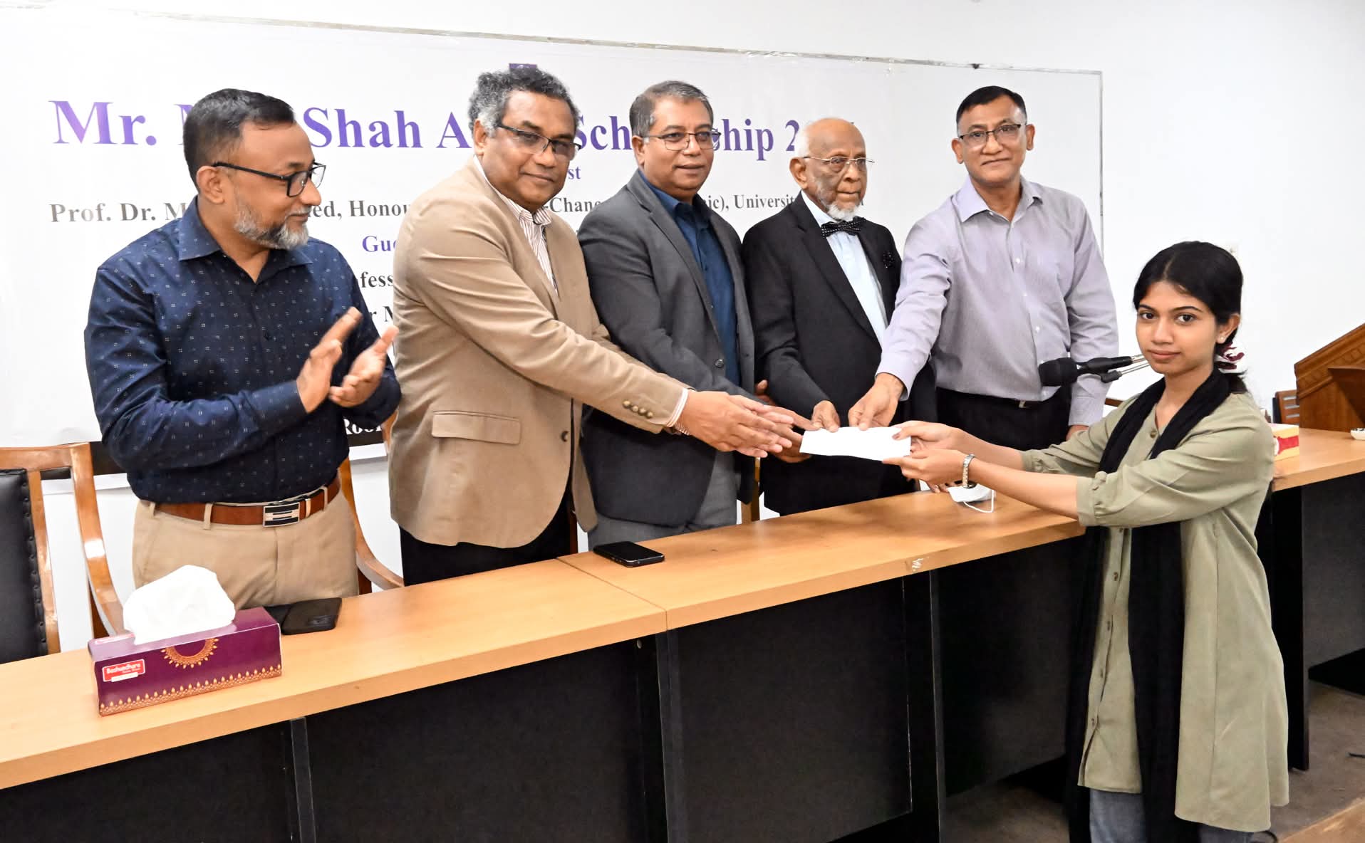 ঢাবি আইন বিভাগের ১ম বর্ষের অর্ধশত অসচ্ছলশিক্ষার্থীকে ৫ লাখ টাকার বৃত্তি প্রদান