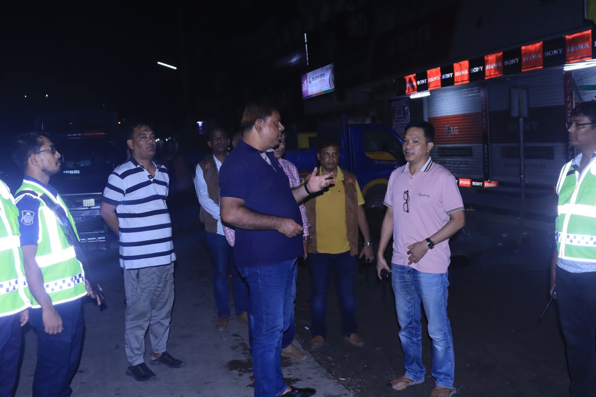 অদ্য ২৬/০৮/২০২৫ খ্রি. তারিখে নোয়াখালী জেলা পুলিশ, চুরি, ডাকাতি, ছিনতাই প্রতিরোধ, অবৈধ অস্ত্র ও মাদক উদ্ধার এবং সম্মানিত জনসাধারণের চলাচল কে নির্বিঘ্ন করতে মধ্যরাতে জেলার বিভিন্ন থানা এলাকার গুরুত্বপূর্ণ পয়েন্টে চেকপোস্টের কার্যক্রম সরেজমিনে উপস্থিত থেকে তদারকি করছেন জনাব মোঃ আব্‌দুল্লাহ্‌-আল-ফারুক, পুলিশ সুপার, নোয়াখালী মহোদয় এবং নোয়াখালী জেলা পুলিশের ঊর্ধ্বতন কর্মকর্তাবৃন্দ।