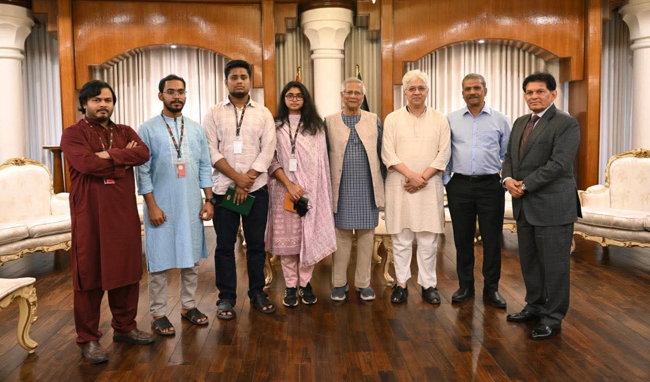 প্রধান উপদেষ্টা অধ্যাপক মুহাম্মদ ইউনূস রবিবার রাষ্ট্রীয় অতিথি ভবন যমুনায় জাতীয় নাগরিক পার্টির নেতাদের সাথে বৈঠক করেন