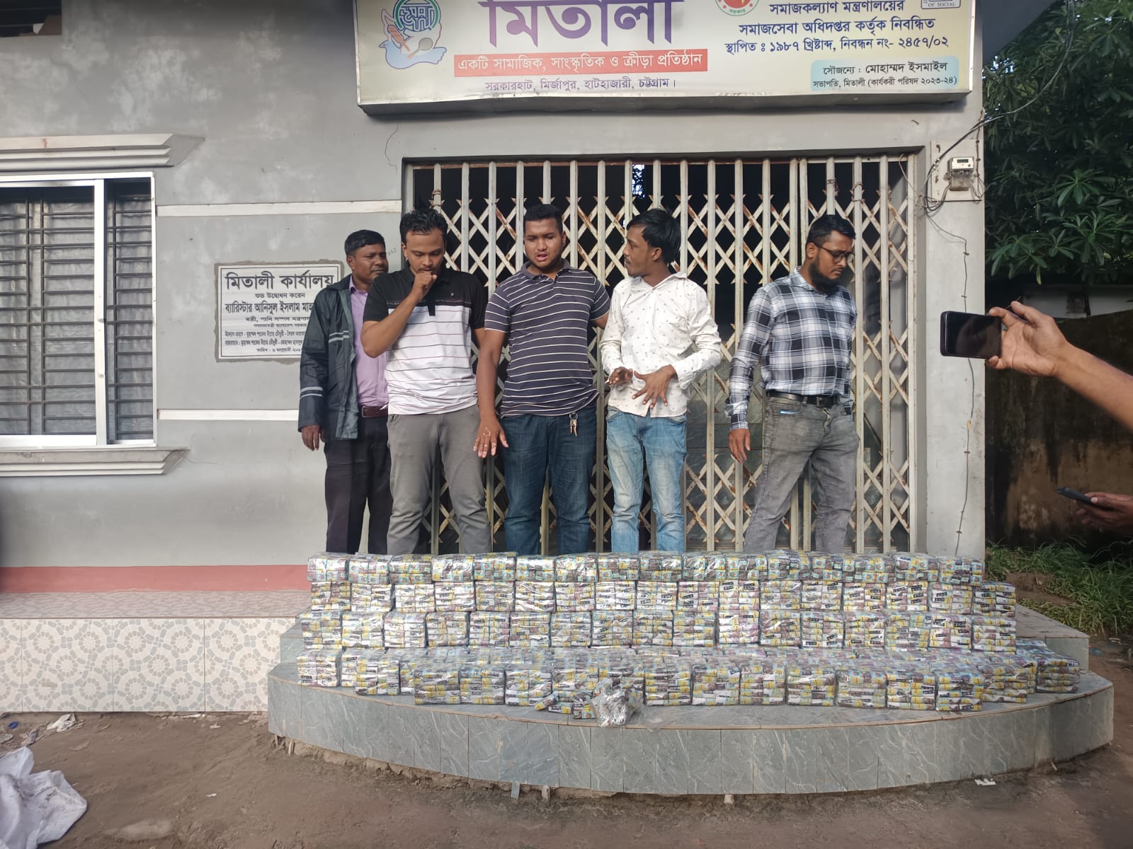 হাটহাজারীতে নকল আকিজ বিড়ি জব্দ, গ্রেপ্তার ৩ জন