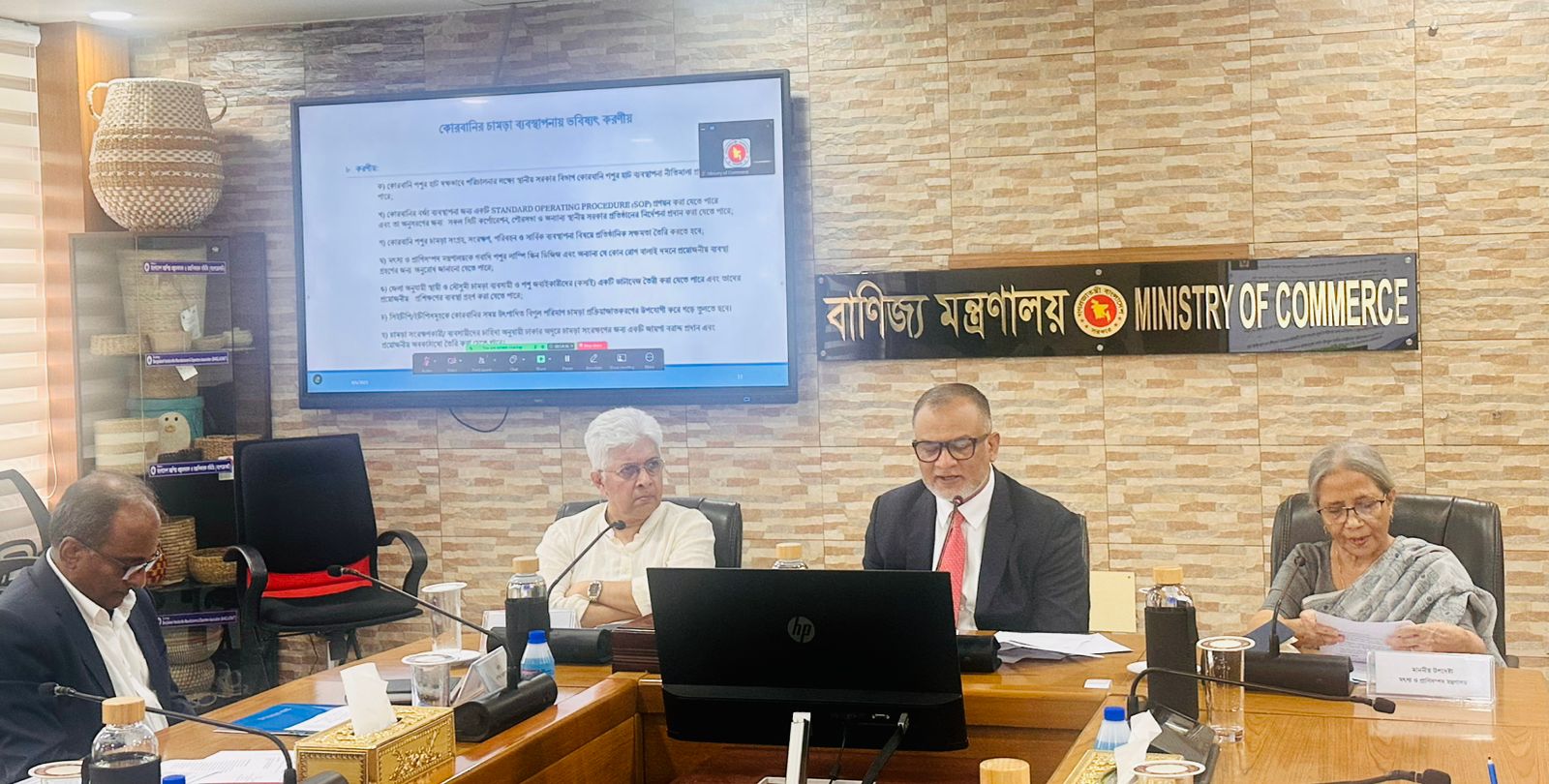 আগামি বছর চামড়া সংরক্ষণের আগ্রহ আরও বাড়বে: বাণিজ্য উপদেষ্টা