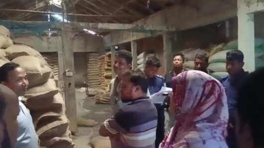 বীরগঞ্জে খাদ্য অধিদপ্তরের ৫৩৩ বস্তা সরকারি চাল জব্দ