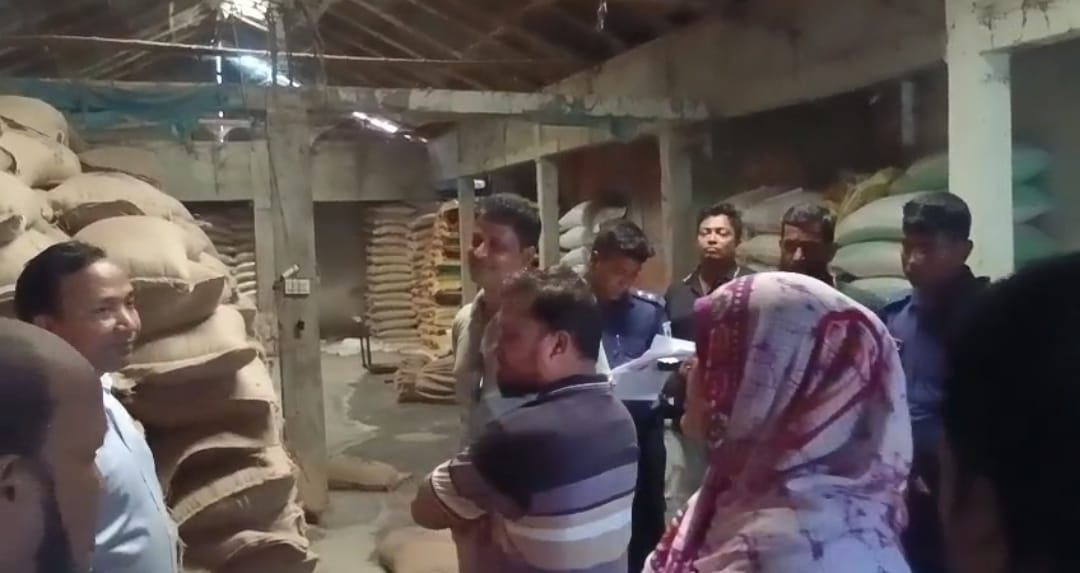 বীরগঞ্জে খাদ্য অধিদপ্তরের ৫৩৩ বস্তা সরকারি চাল জব্দ