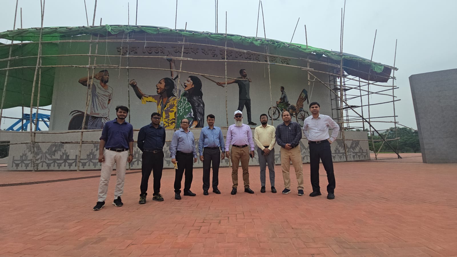 জুলাই শহীদ ও গণঅভ্যুত্থান দিবস উপলক্ষে পদ্মা সেতুর মাওয়া ও জাজিরা প্রান্তে বিশেষ গ্রাফিতি অঙ্কন
