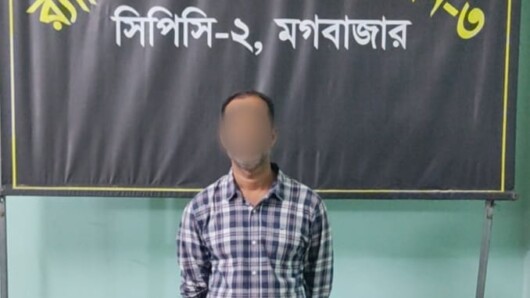 রাজধানীর মগবাজারে বুদ্ধি প্রতিবন্ধী দত্তক কিশোরি কন্যাকে বাবা কর্তৃক ধর্ষণ মামলার প্রধান এবং একমাত্র আসামি মোঃ নূরুল ইসলাম (৫৪) কে ঢাকা’র কলাবাগান থেকে গ্রেফতার করেছে র‍্যাব ৩