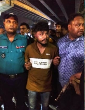 চট্টগ্রাম পুলিশের উপর হামলাকারী সেই শাকিল চন্দনাইশে গ্রেপ্তার বন্দরের খালপাড় থেকে অস্ত্র উদ্ধার