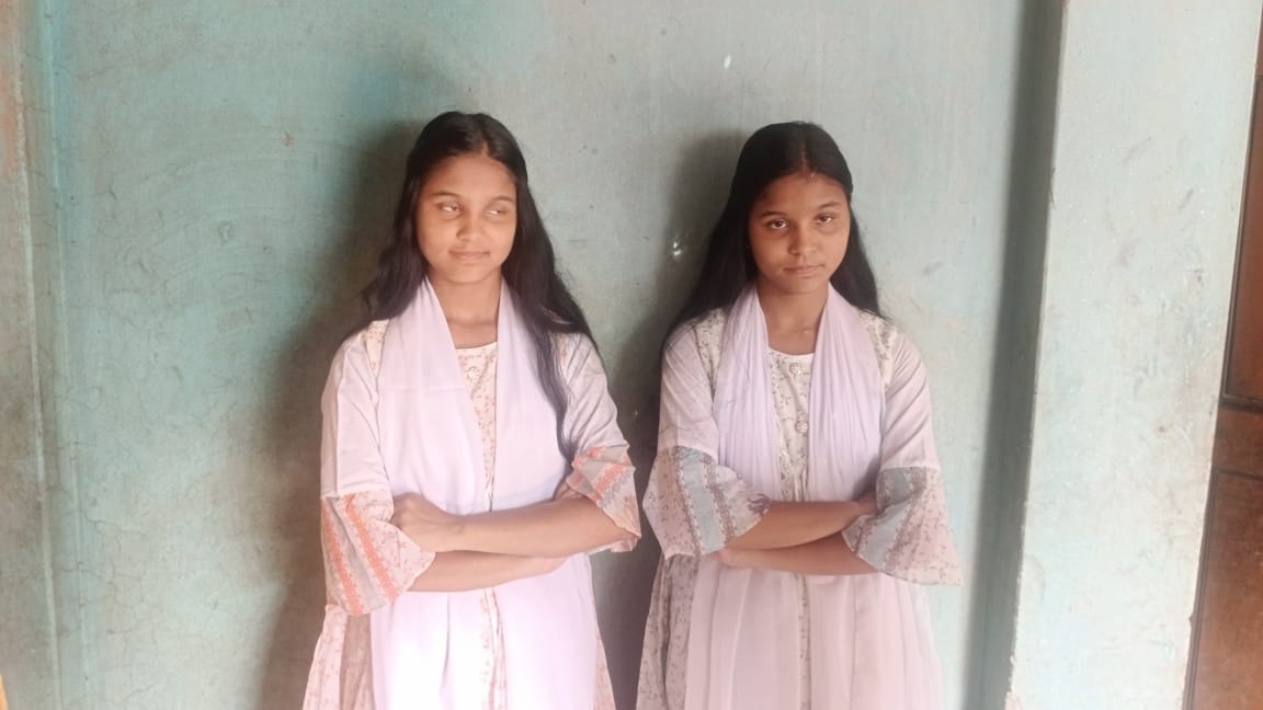 বীরগঞ্জ আলোচিত যমজ দুই বোন মনি-মুক্তার আগামীকাল জন্মদিন ২২ আগস্ট তারা ১৭ বছরে পা দিতে যাচ্ছে