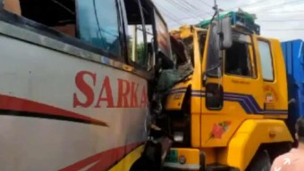 রাজবাড়ীর কালুখালীতে বাস-ট্রাক মুখোমুখি সংঘর্ষে আহত ২২