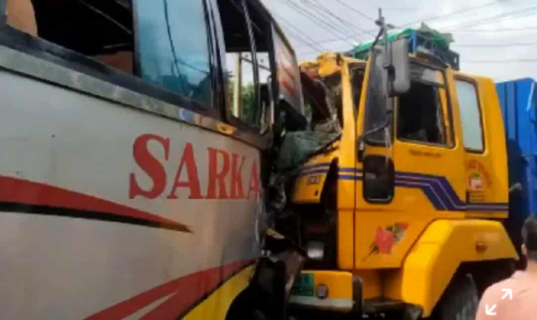 রাজবাড়ীর কালুখালীতে বাস-ট্রাক মুখোমুখি সংঘর্ষে আহত ২২