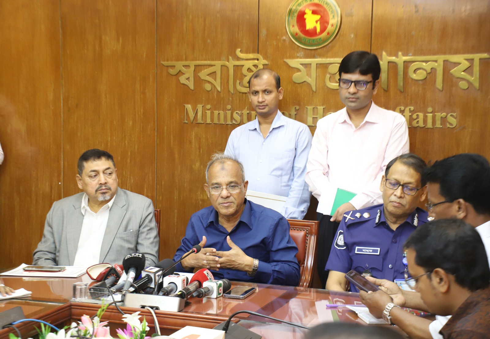 লুট হওয়া অস্ত্র ও গুলি উদ্ধারে পুরস্কারের ঘোষণা স্বরাষ্ট্র উপদেষ্টার