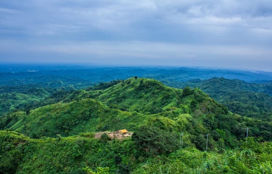 সীতাকুন্ড চন্দ্রনাথ পাহাড় ঘিরে উসকানিমূলক কার্যক্রমের চিহ্ন দেখামাত্র ব্যবস্থা নিতে নির্দেশ তিন উপদেষ্টার