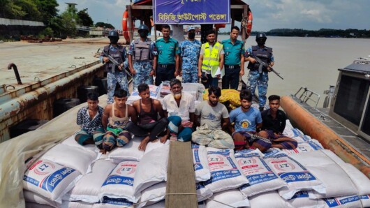 মায়ানমার হতে পণ্যের বিনিময়ে মাদক পাচারকালে খাদ্য সামগ্রী ও বস্ত্রসহ ৭ জন পাচারকারীকে আটক করেছে কোস্ট গার্ড