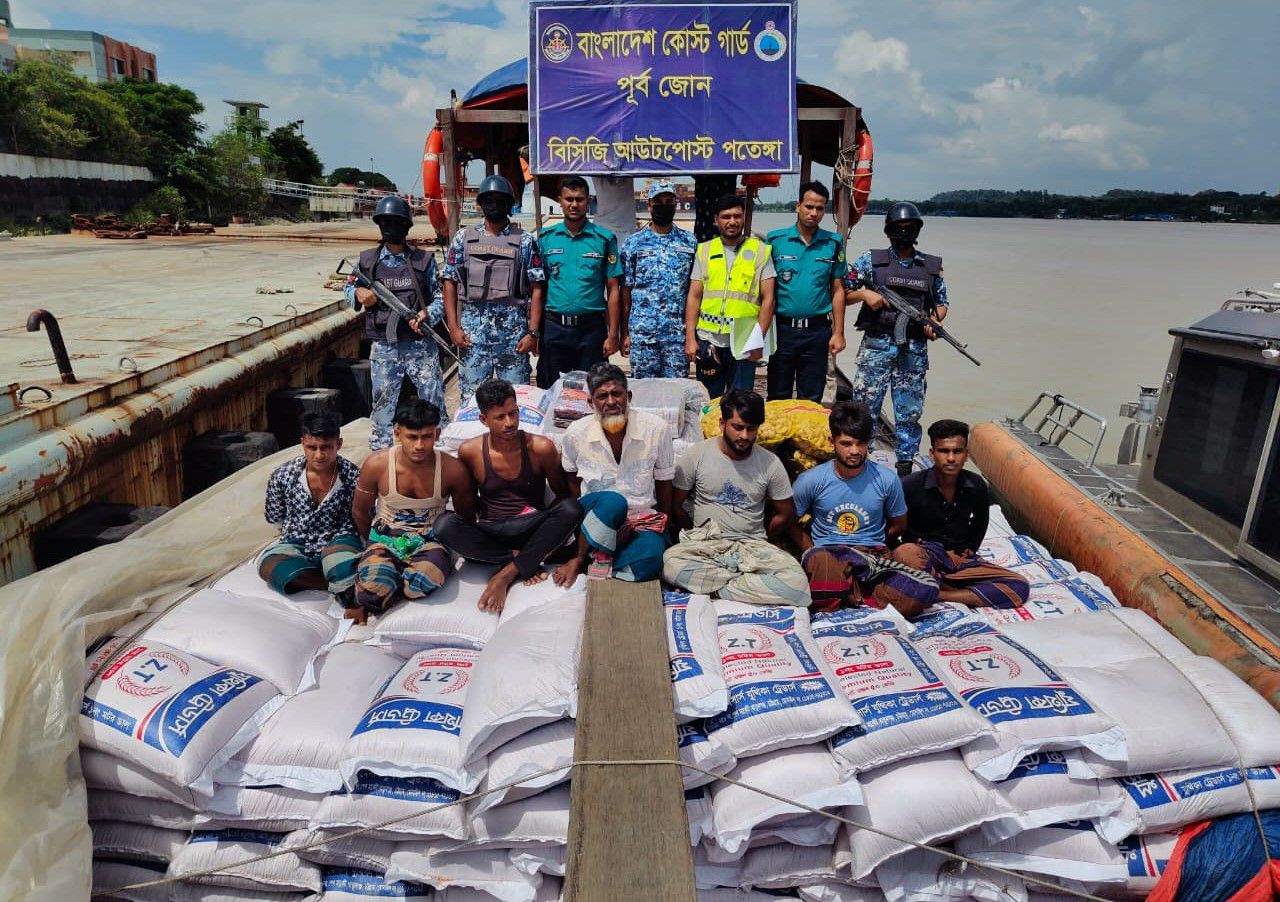 মায়ানমার হতে পণ্যের বিনিময়ে মাদক পাচারকালে খাদ্য সামগ্রী ও বস্ত্রসহ ৭ জন পাচারকারীকে আটক করেছে কোস্ট গার্ড
