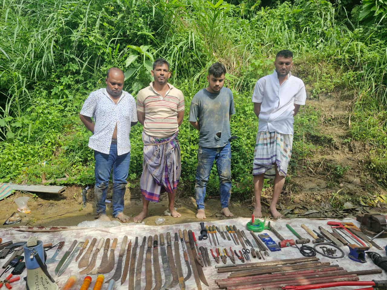 খাগড়াছড়িতে সেনাবাহিনীর অভিযানে অবৈধ অস্ত্র কারখানা উন্মোচন, ৪ জন আটক