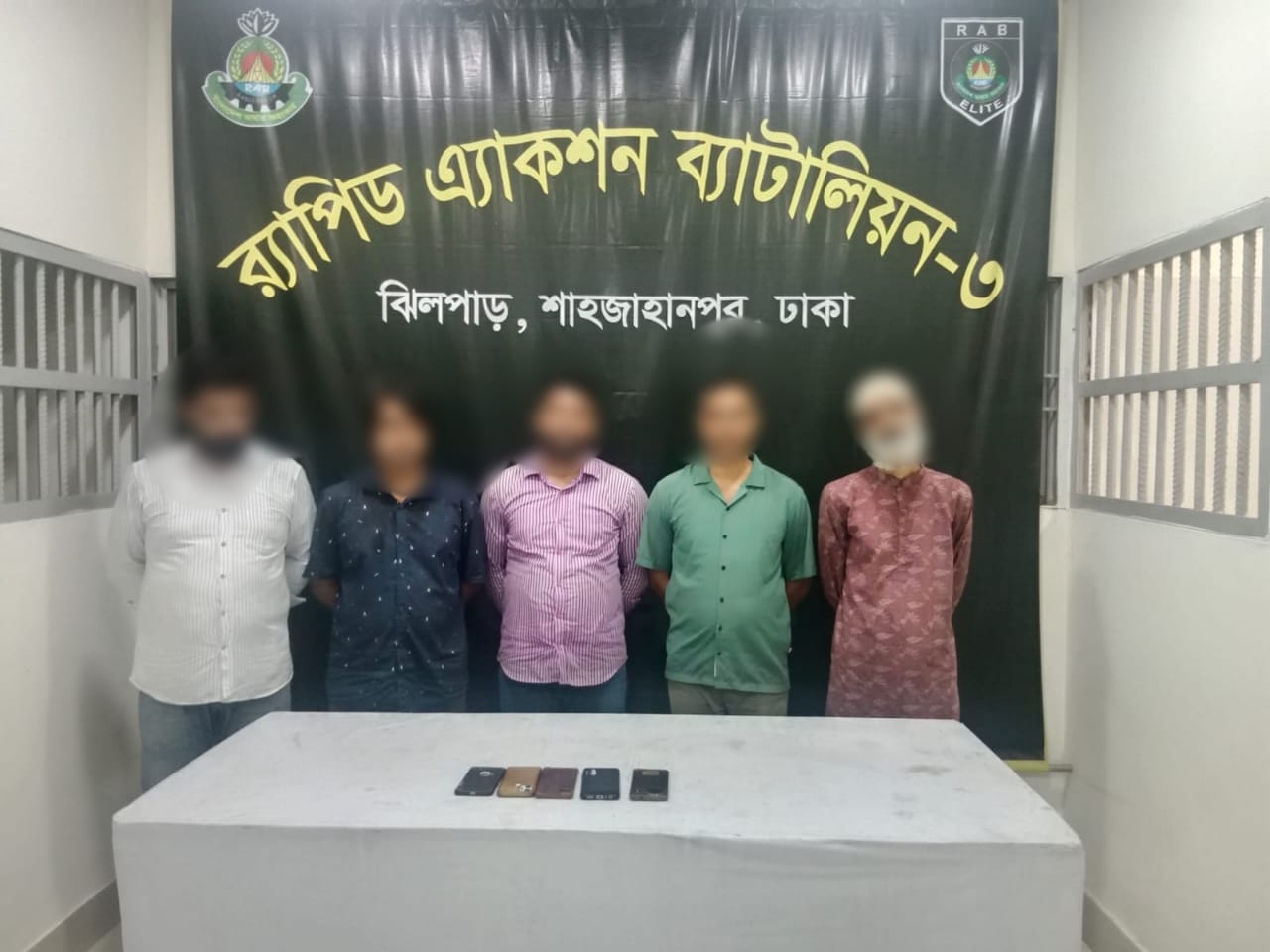রাজধানীর পল্টন থানা এলাকায় ডিবি পুলিশ পরিচয়ে ডাকাতি মামলায় চাকরিচ্যুত পুলিশ কনস্টেবলসহ মোট ছয়জনকে মিরপুর ও বিমানবন্দর থানাধীন এলাকা হতে গ্রেফতার করেছে র‍্যাব-০৩