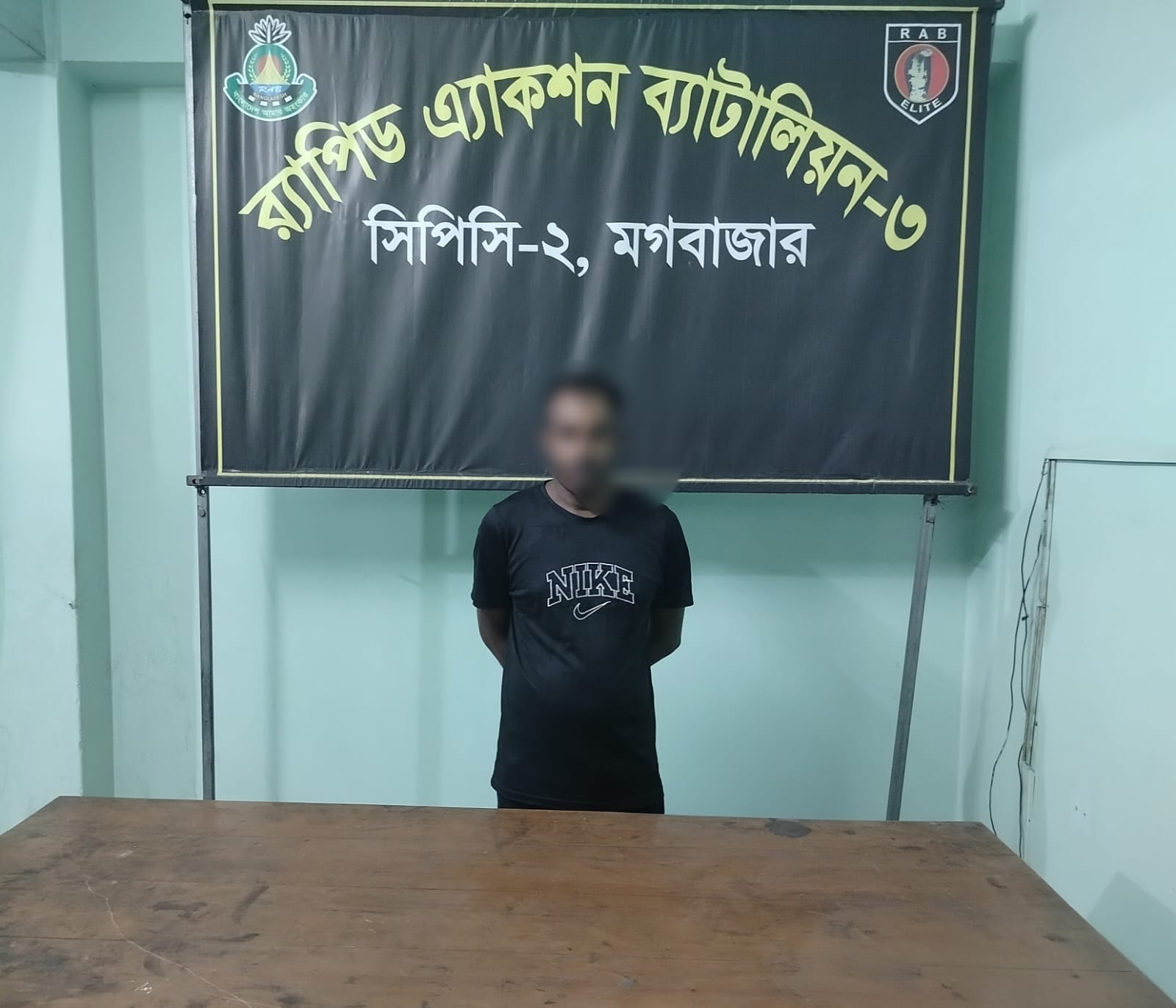 মানিকগঞ্জ জেলার হরিরামপুর থানার মাদক মামলার দুইটি ওয়ারেন্টসহ পল্টন থানা, সবুজবাগ থানা, দারুস সালাম থানা ও সিদ্ধিরগঞ্জ থানার পাঁচটি মাদক মামলার দীর্ঘদিনের পলাতক আসামি মো: বাহার সরদার @ আশিক (৩০)’কে তেজগাঁও থানা এলাকা থেকে গ্রেপ্তার করেছে র‌্যাব-০৩
