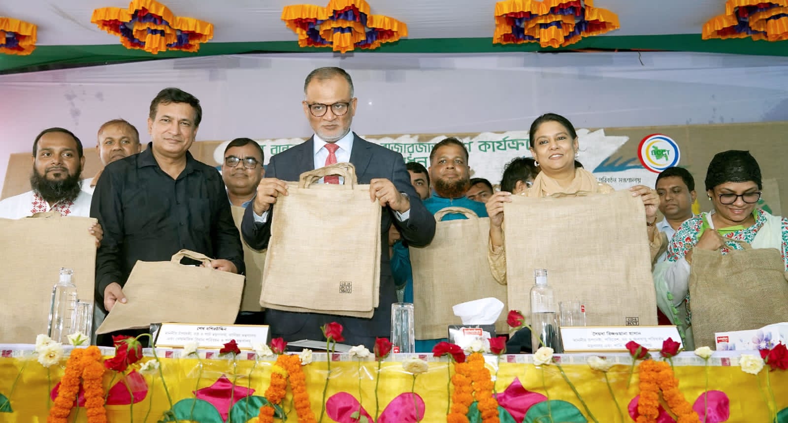 সাশ্রয়ীমূল্যে পাটের ব্যাগ বাজারজাত করণ উদ্বোধন করলেন দুই উপদেষ্টা