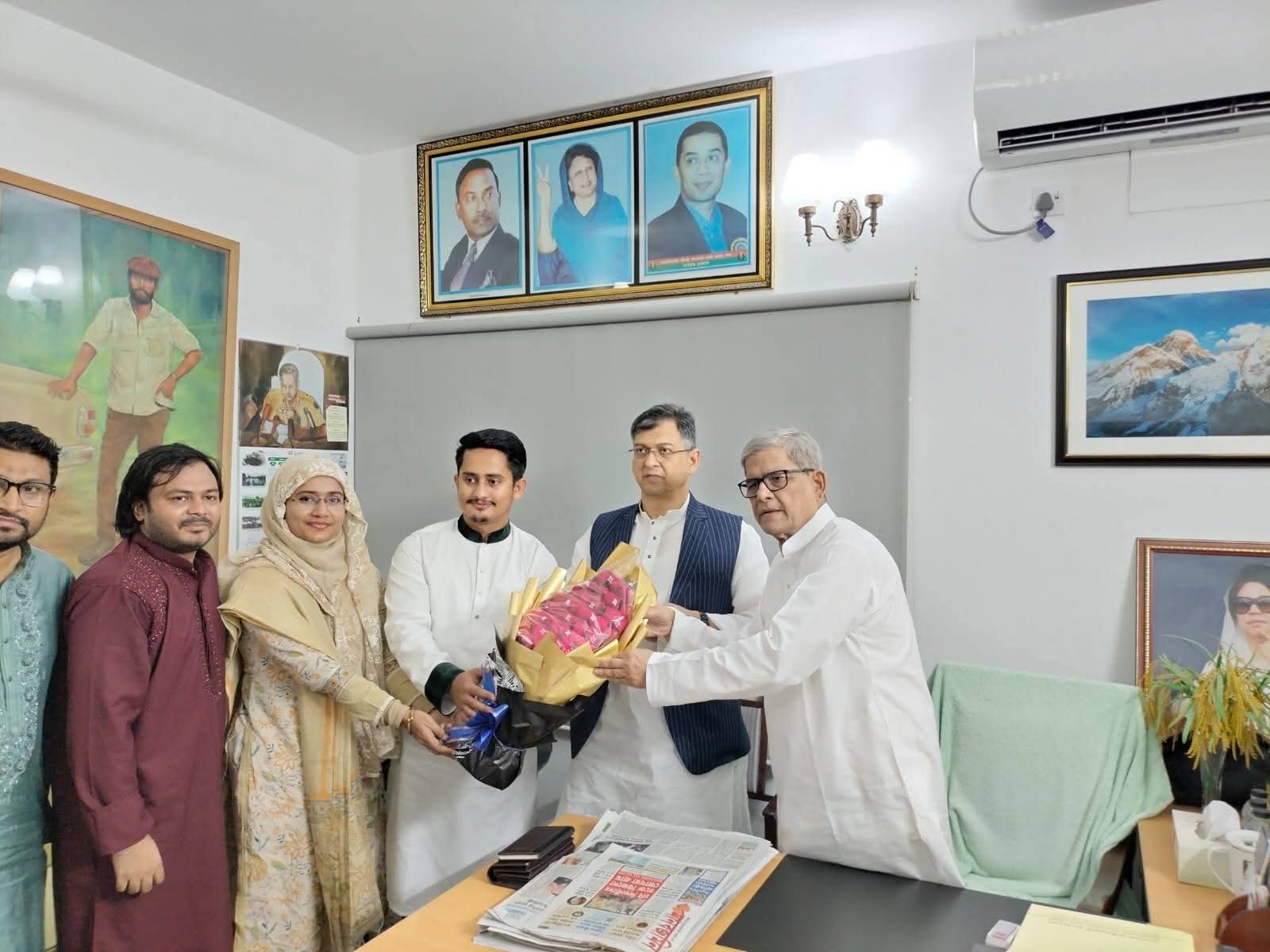 বিএনপি’র প্রতিষ্ঠাবার্ষিকীতে এনসিপি নেতৃবৃন্দের ফুলেল শুভেচ্ছা