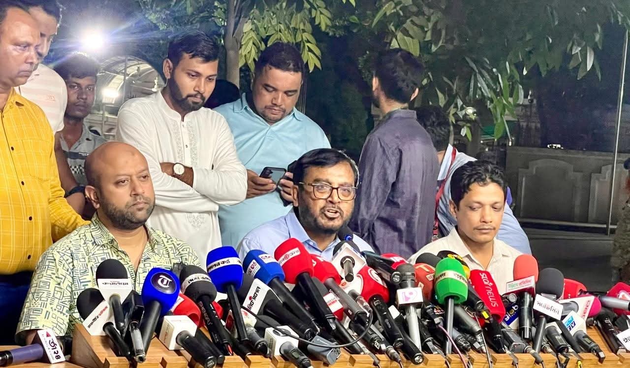 প্রধান উপদেষ্টার সাথে বৈঠক শেষে ব্রিফিং:“সরকারের দৃঢ়তা স্পষ্ট না হলে নির্বাচনের শংকা কাটবে না : এবি পার্টির চেয়ারম্যান মজিবুর রহমান মঞ্জু”