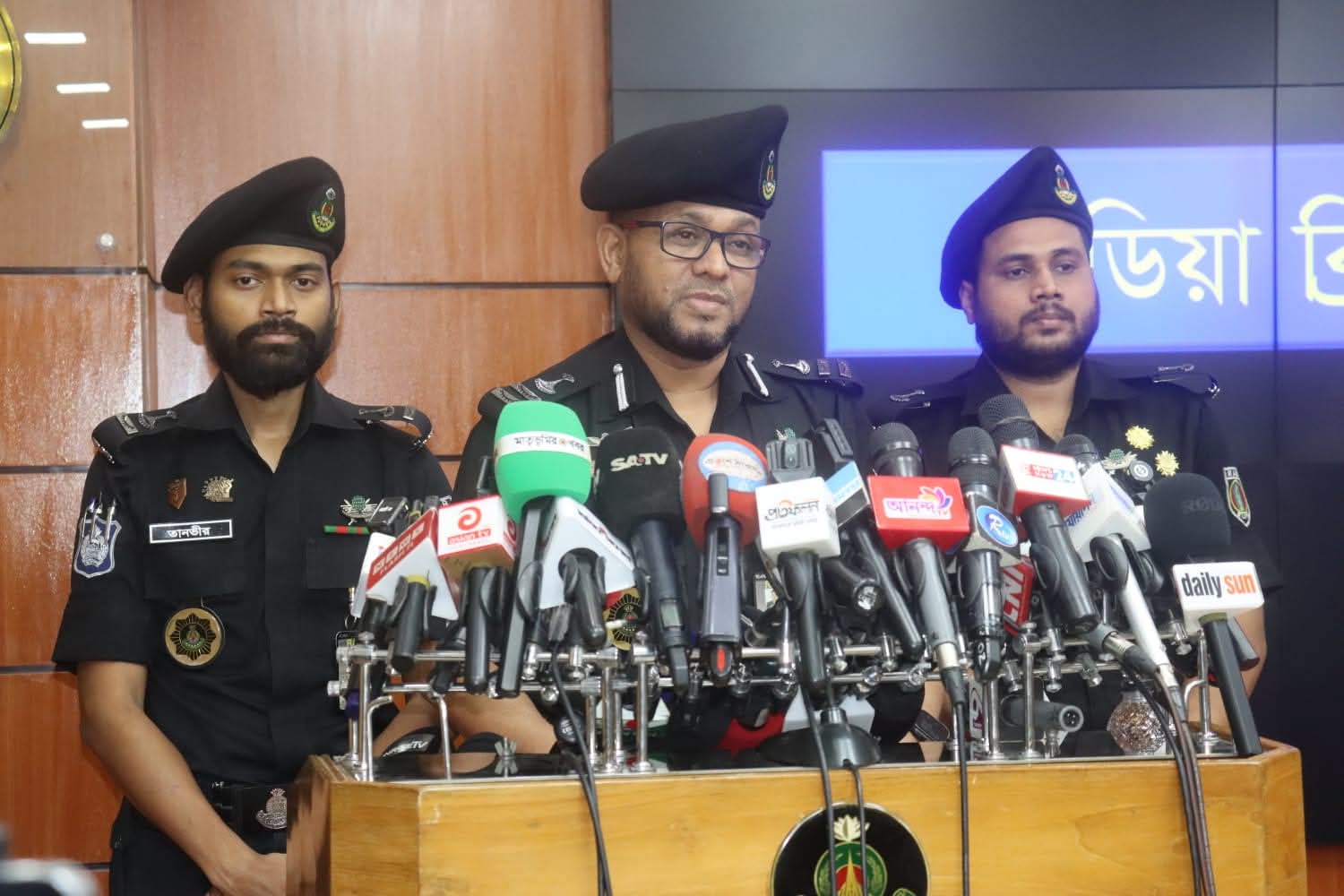 ঢাকা জেলার দক্ষিন কেরাণীগঞ্জ এলাকা হতে ০২ টি বিদেশী পিস্তল, গুলি ও মাদকসহ ০১ জনকে গ্রেফতার করেছে র‌্যাব-১০