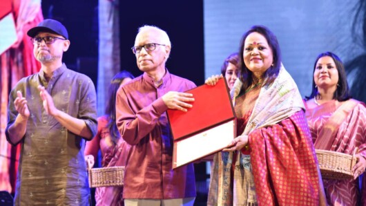 প্রধান উপদেষ্টা প্রফেসর মুহাম্মদ ইউনূসের পক্ষ থেকে সাবিনা ইয়াসমিনকে সম্মাননা প্রদান