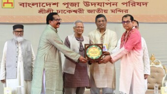 আসন্ন শারদীয় দুর্গাপূজা উপলক্ষ্যে আজ মঙ্গলবার দুপুরে ঢাকেশ্বরী জাতীয় মন্দিরের পূজা প্রস্তুতি পরিদর্শন ও শুভেচ্ছা বিনিময় করেছেন প্রধান উপদেষ্টা প্রফেসর মুহাম্মদ ইউনূস