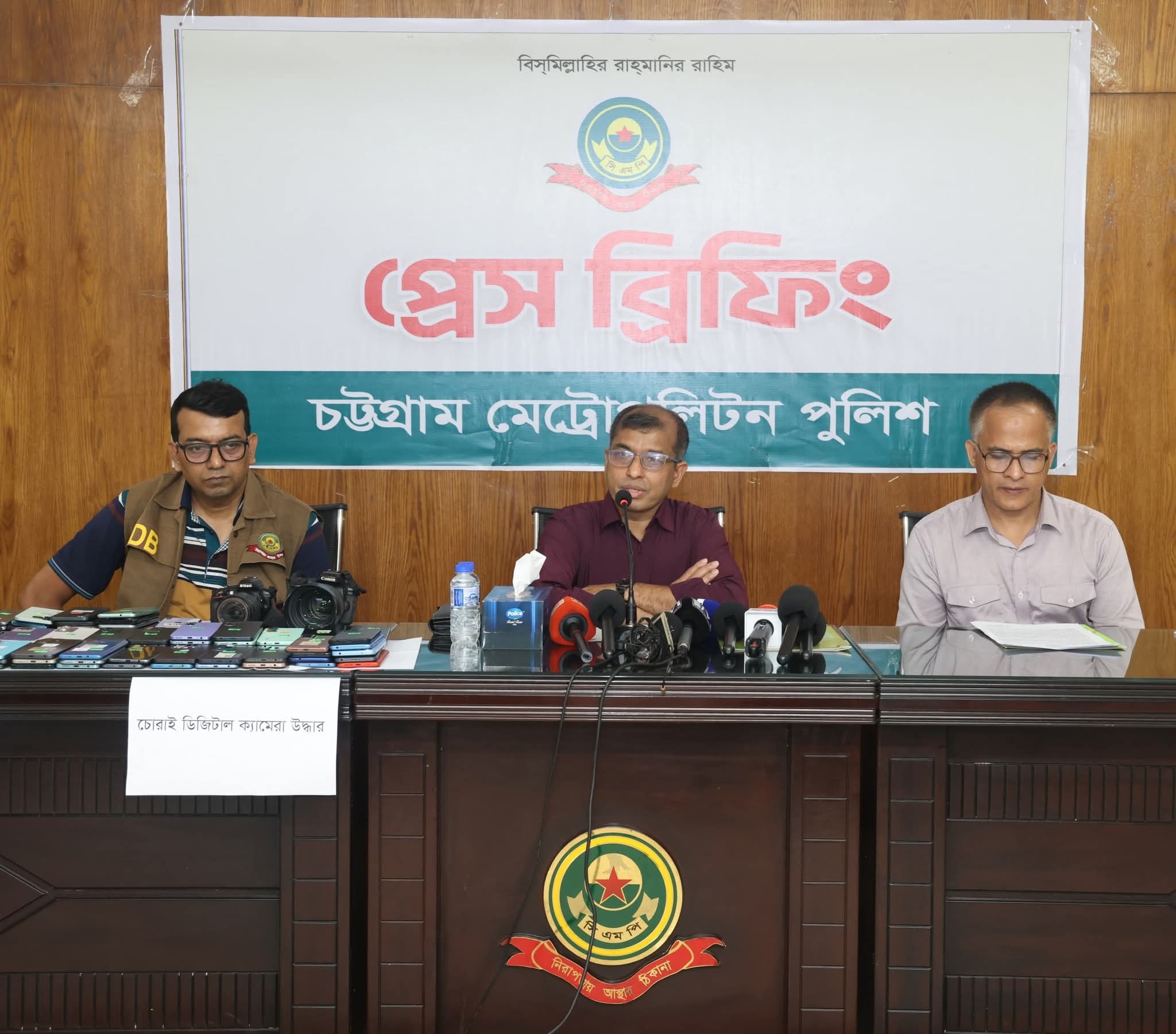 সিএমপি’র মহানগর গোয়েন্দা (বন্দর) বিভাগের জালে মোবাইল চোর চক্রের ০৩ (তিন) সদস্য আটক সহ বিপুল পরিমাণ মোবাইল ফোন ও ২ (দুই) টি এসএলআর ক্যামেরা উদ্ধার