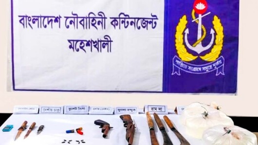 নৌবাহিনীর অভিযানে মহেশখালীতে দেশীয় অস্ত্র ও মাদকসহ ০২ জন আটক