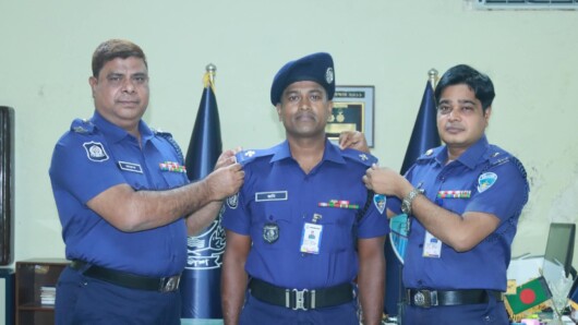 বিভাগীয় পদোন্নতি প্রাপ্ত ০২(দুই) জন পুলিশ সদস্যকে র‌্যাংক ব্যাজ পড়ালেন পুলিশ সুপার, নোয়াখালী মহোদয়