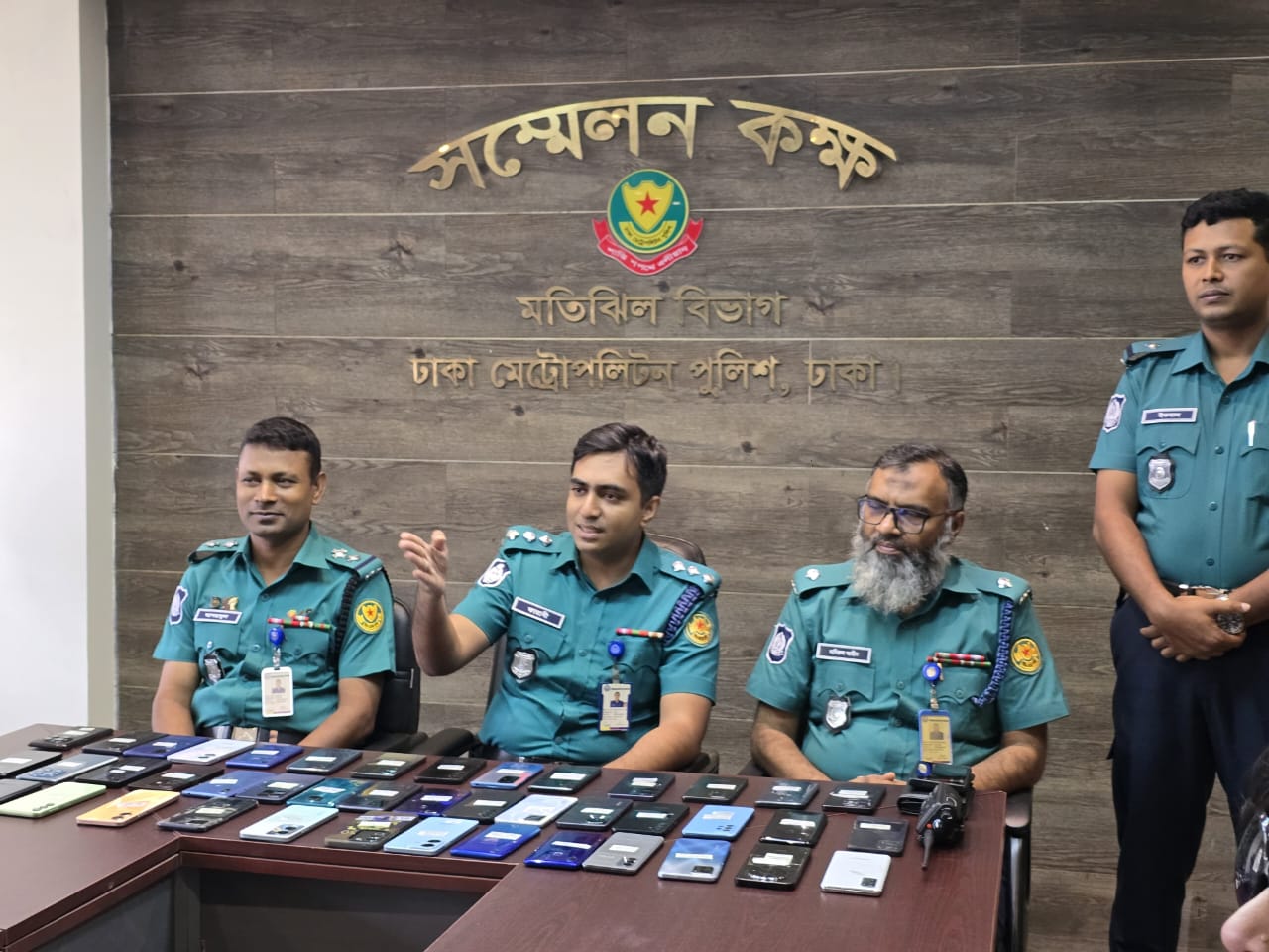 হারিয়ে যাওয়া ৫০টি মোবাইল ফোন উদ্ধার করে প্রকৃত মালিকদের বুঝিয়ে দিলো পল্টন থানা পুলিশ