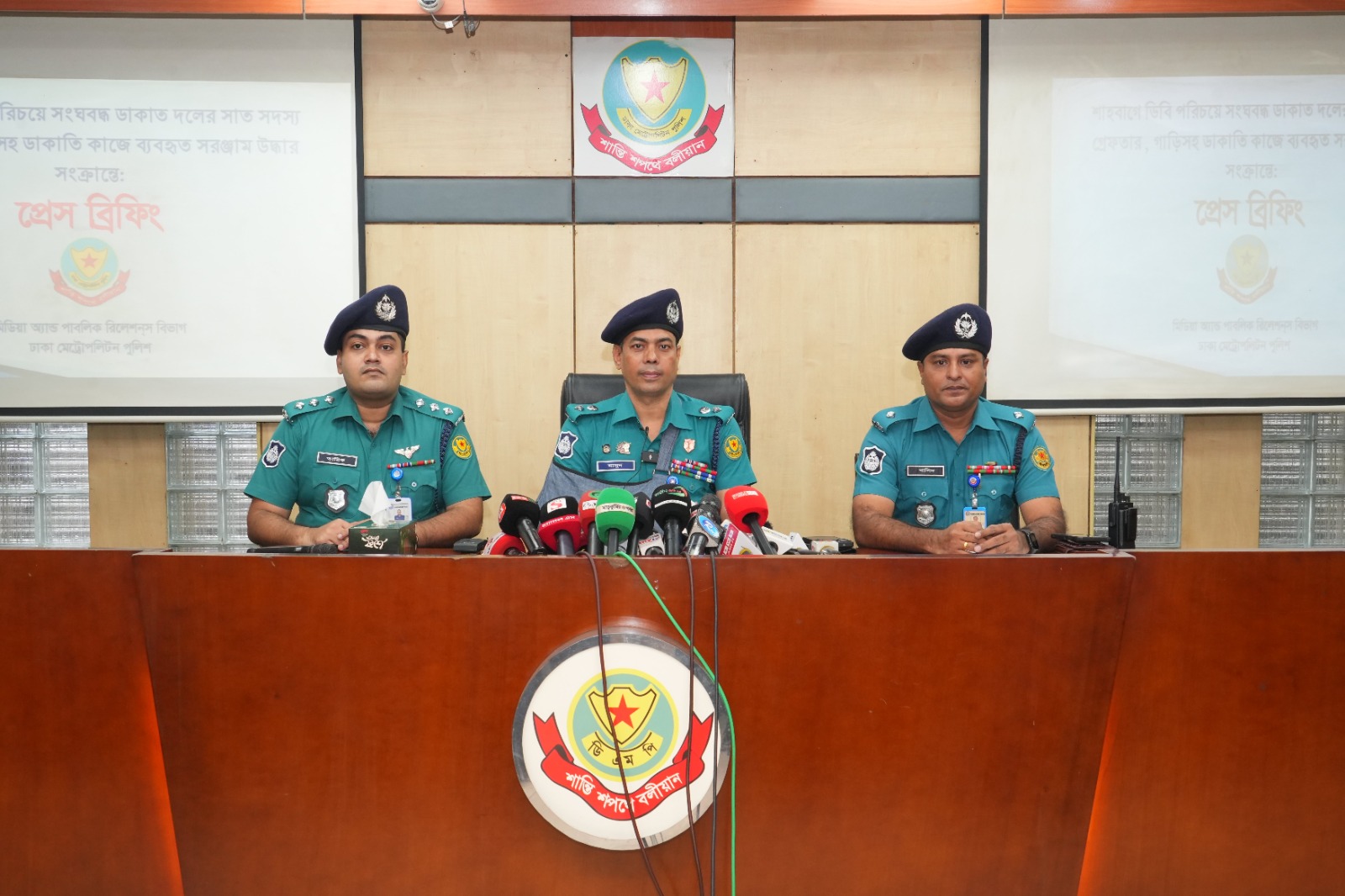 ডিবি পরিচয়ে সংঘবদ্ধ ডাকাত দলের সাত সদস্য গ্রেফতার; গাড়িসহ ডাকাতি কাজে ব্যবহৃত নানা সরঞ্জাম উদ্ধার