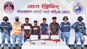 সুন্দরবন ও খুলনায় কোস্ট গার্ডের পৃথক ৩ টি অভিযানে দেশীয় আগ্নেয়াস্ত্র, দেশীয় অস্ত্র, গোলাবারুদ ও মাদকসহ ৬ জন আটক