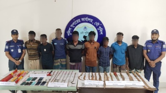 ডাকাতির প্রস্তুতিকালে দেশীয় অস্ত্রশস্ত্র ও লুন্ঠিত মালামালসহ সংঘবদ্ধ ডাকাত চক্রের আটজন সদস্যকে গ্রেফতার করল নৌ পুলিশ