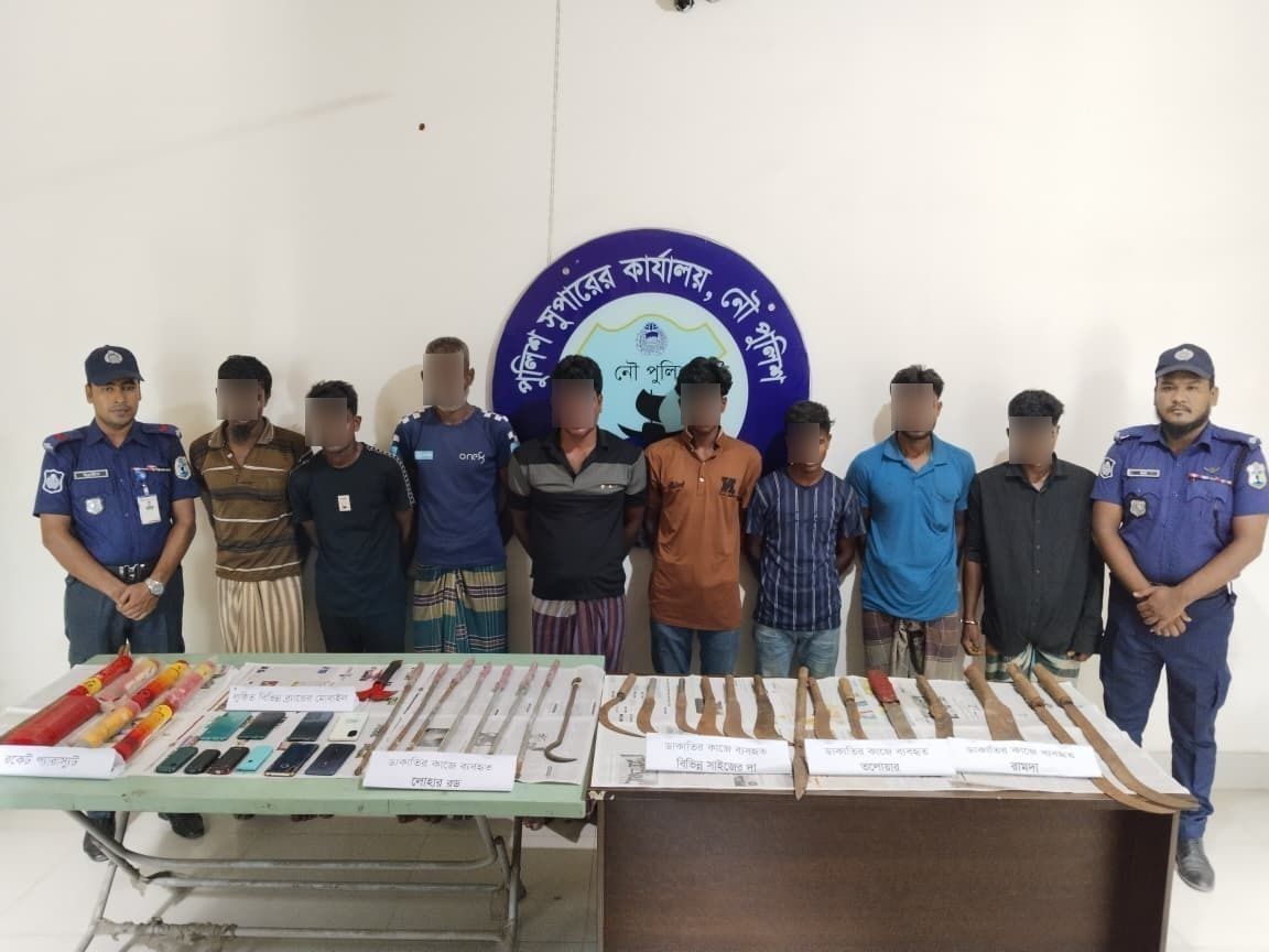 ডাকাতির প্রস্তুতিকালে দেশীয় অস্ত্রশস্ত্র ও লুন্ঠিত মালামালসহ সংঘবদ্ধ ডাকাত চক্রের আটজন সদস্যকে গ্রেফতার করল নৌ পুলিশ