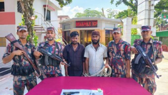 বেনাপোল আইসিপিতে ১টি পিস্তল ও ৯৩ রাউন্ড গুলিসহ দুই ভারতীয়কে আটক করেছে বিজিবি