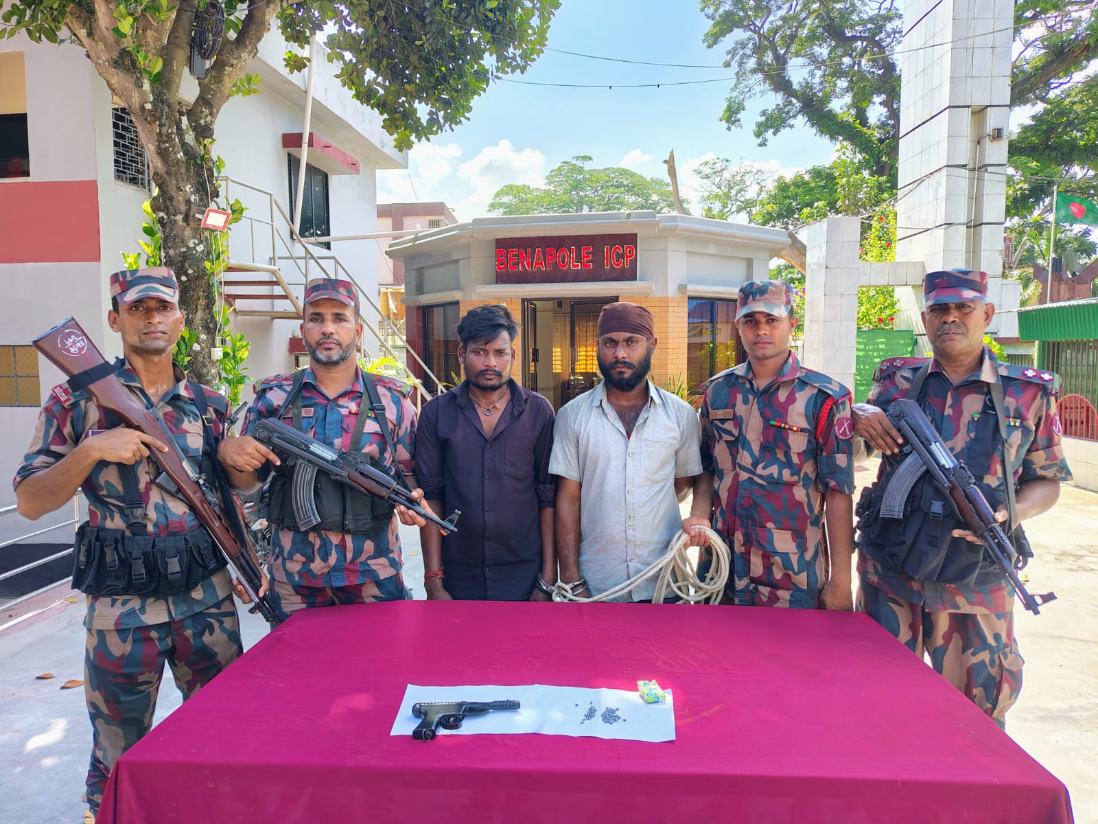 বেনাপোল আইসিপিতে ১টি পিস্তল ও ৯৩ রাউন্ড গুলিসহ দুই ভারতীয়কে আটক করেছে বিজিবি
