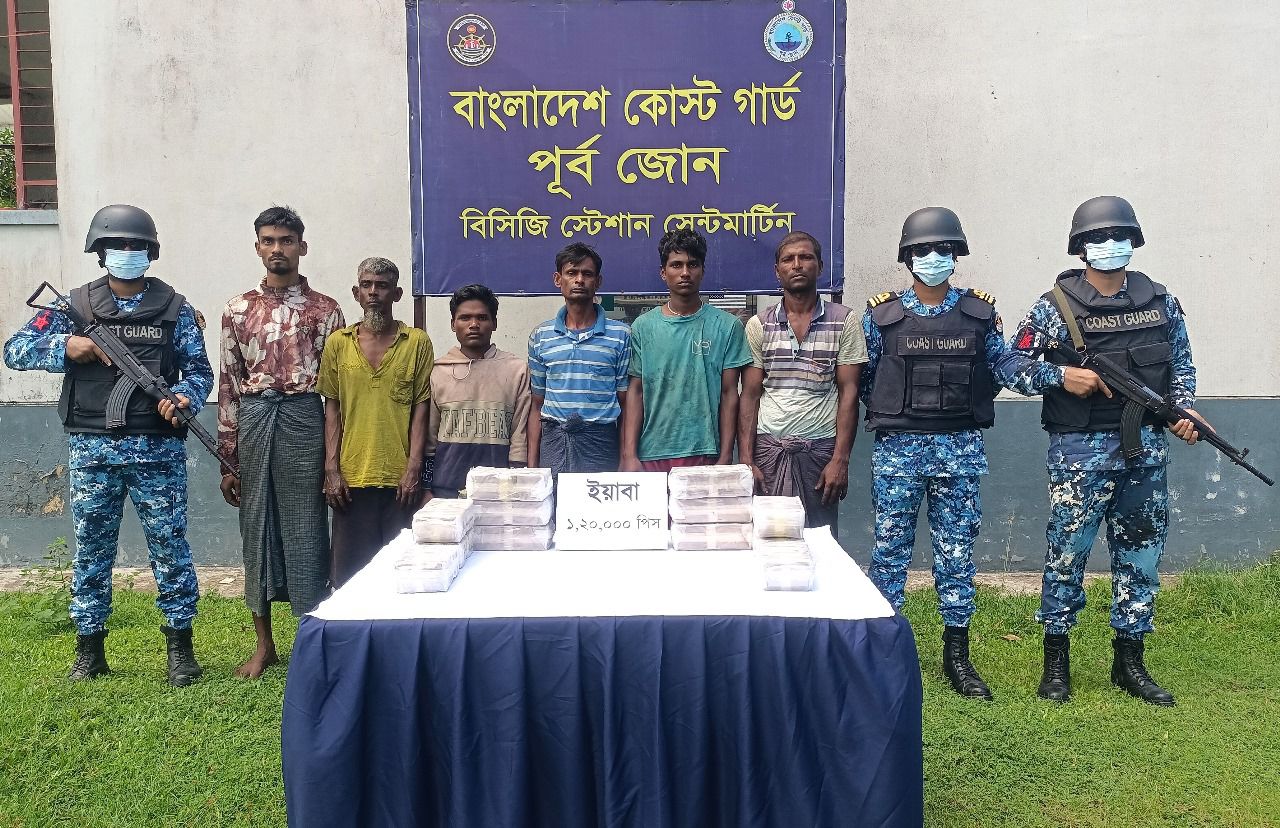 সেন্টমার্টিনে কোস্ট গার্ডের অভিযানে প্রায় ৬ কোটি টাকা মূল্যের ১ লক্ষ ২০ হাজার পিস ইয়াবা ও ১টি বোটসহ ৬ জন মাদক পাচারকারী আটক