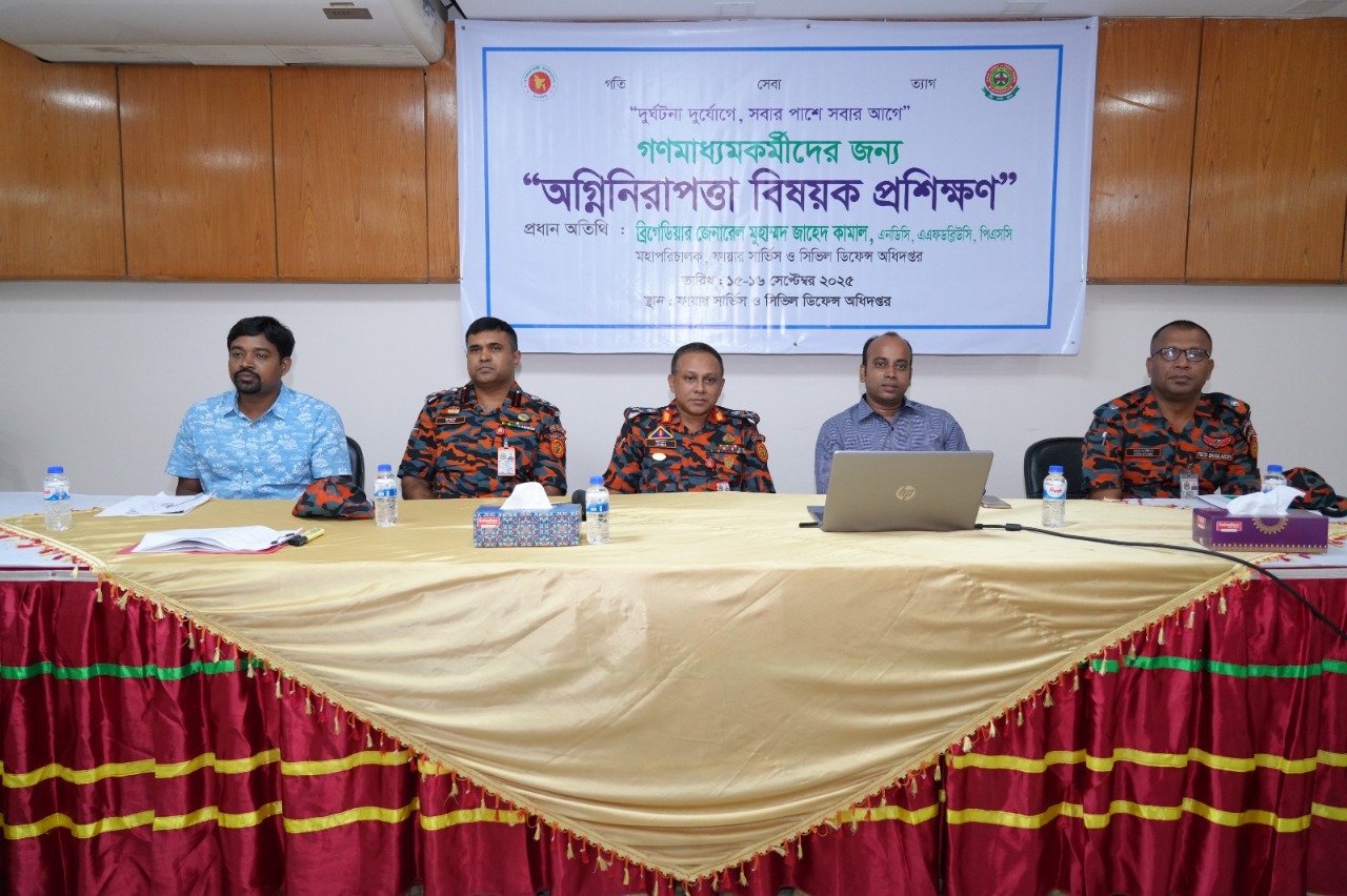 ডিআরইউর ৪০ সদস্যকে ফায়ার সার্ভিসের প্রশিক্ষণ