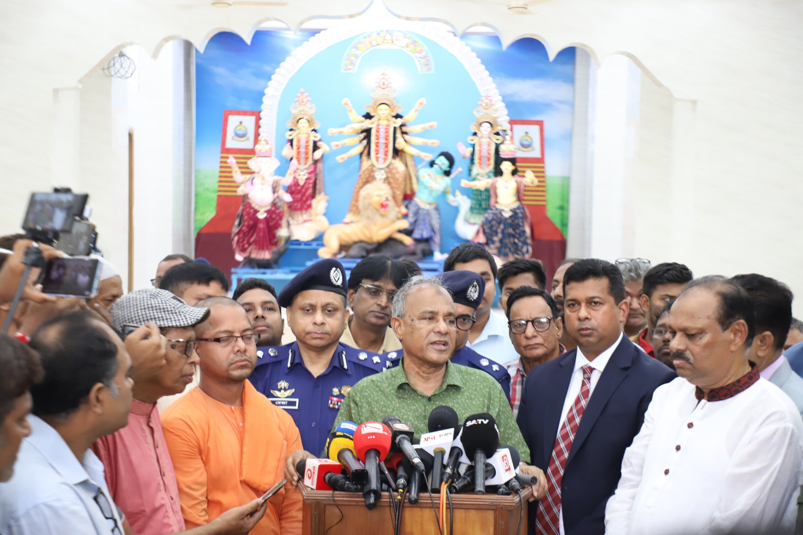 স্বরাষ্ট্র উপদেষ্টা জাহাঙ্গীর আলম চৌধুরী নারায়ণগঞ্জের পূজা মণ্ডপ পরিদর্শন সহ আইন-শৃঙ্খলা বিষয়ে সভা করেন