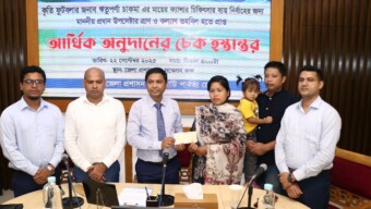 প্রধান উপদেষ্টার ত্রান ও কল্যাণ তহবিল থেকে দেয়া ঋতুপর্ণার মায়ের চিকিৎসার জন্য সরকারীআর্থিক অনুদানের চেক হস্তান্তর