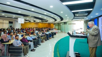 ড্যাফোডিল ইন্টারন্যাশনাল ইউনিভার্সিটিতে বিশ্বখ্যাত জিনতত্ত¡বিদ স্যার ওয়াল্টার বোডমারের”হিউম্যান জিনোম, ক্যান্সার এবং ইমিউনোথেরাপি” শীর্ষক মূল প্রবন্ধ উপস্থাপন