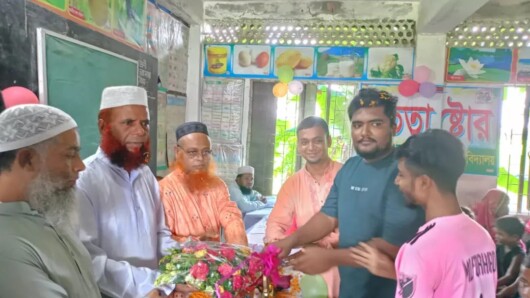 দীর্ঘ ২৩ বছরের কর্ম জীবন শেষে স্কুল শিক্ষকের রাজকীয় বিদায়ী সংবর্ধনা