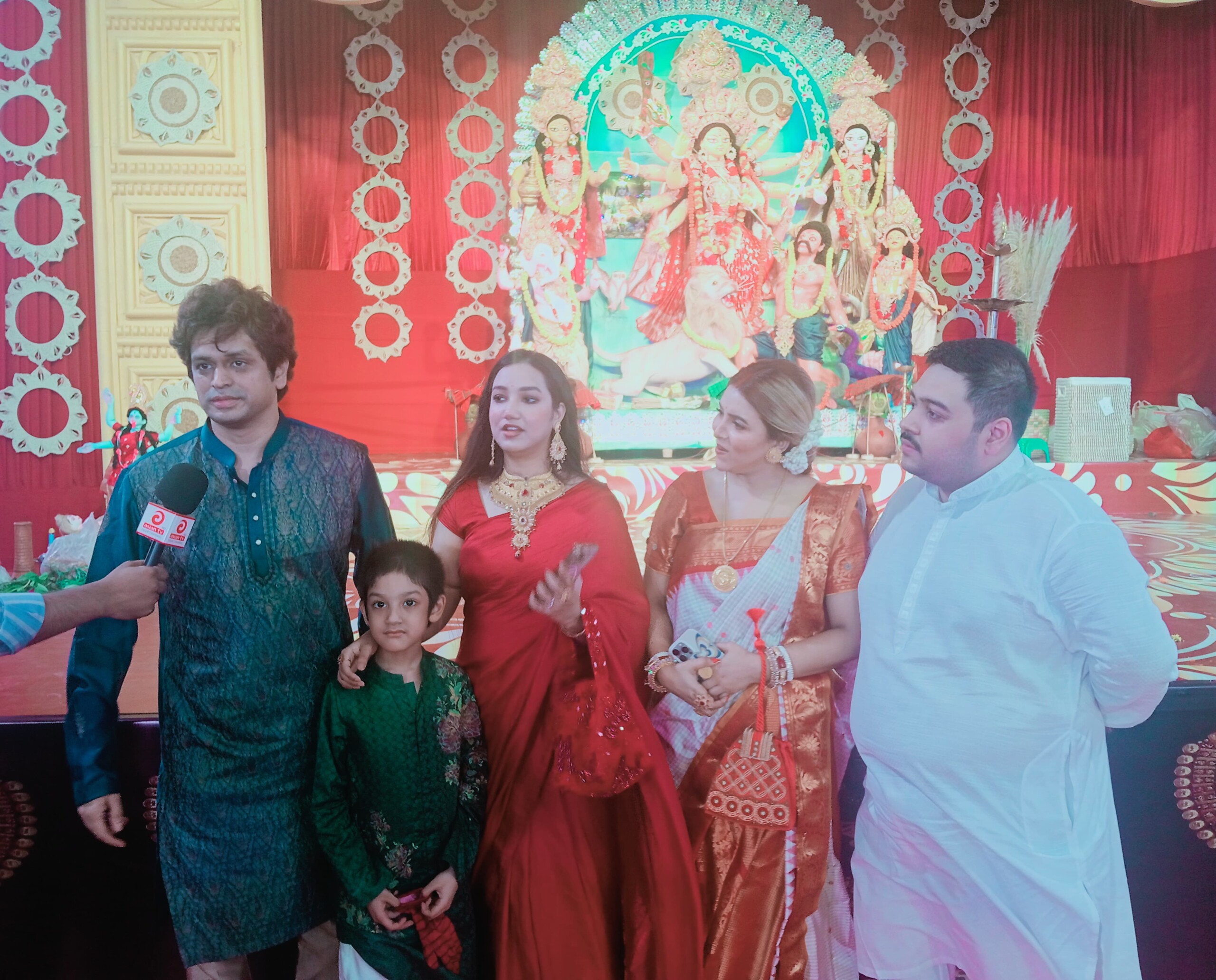 বারিধারা ডিওএইচএ দুর্গাপূজার মন্ডপ পরিদর্শন করলেন সালাউদ্দিন চৌধুরী ও মাকসুদা চৌধুরী