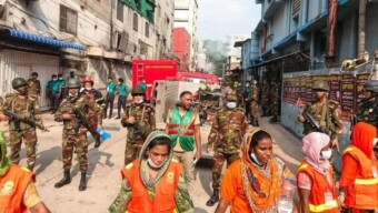 রাজধানীর রূপনগরে ভয়াবহ অগ্নিকাণ্ড: সেনাবাহিনী, ফায়ার সার্ভিস, আইন-শৃঙ্খলা বাহিনী ও স্থানীয় জনগণের সমন্বিত পদক্ষেপ
