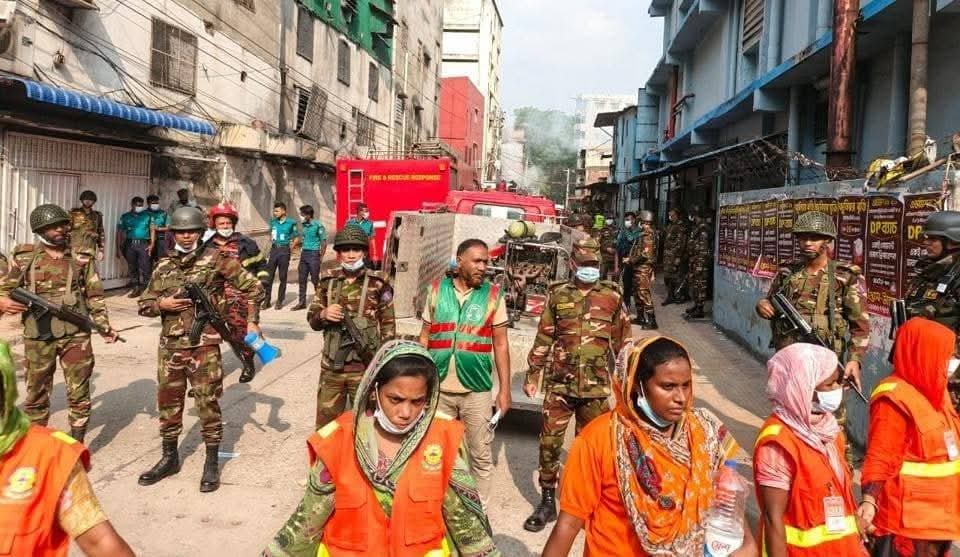 রাজধানীর রূপনগরে ভয়াবহ অগ্নিকাণ্ড: সেনাবাহিনী, ফায়ার সার্ভিস, আইন-শৃঙ্খলা বাহিনী ও স্থানীয় জনগণের সমন্বিত পদক্ষেপ