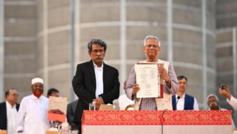 অন্তর্বর্তীকালীন সরকারের প্রধান উপদেষ্টা ও জাতীয় ঐকমত্য কমিশনের প্রধান প্রফেসর মুহাম্মদ ইউনূসের উপস্থিতিতে আজ শুক্রবার জাতীয় সংসদের দক্ষিণ প্লাজায় জুলাই জাতীয় সনদে স্বাক্ষর করেন রাজনৈতিক দলগুলোর প্রতিনিধিরা।