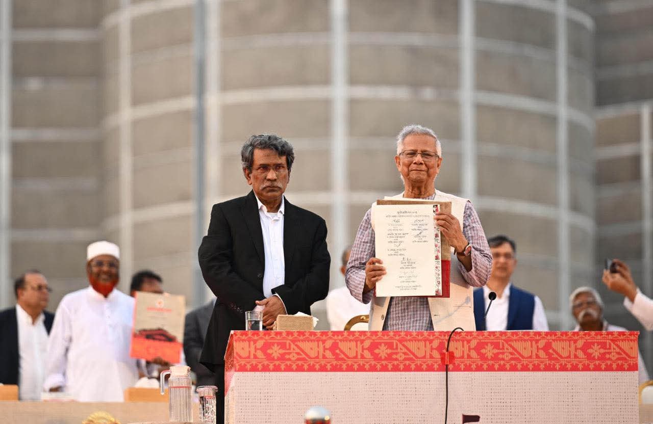 অন্তর্বর্তীকালীন সরকারের প্রধান উপদেষ্টা ও জাতীয় ঐকমত্য কমিশনের প্রধান প্রফেসর মুহাম্মদ ইউনূসের উপস্থিতিতে আজ শুক্রবার জাতীয় সংসদের দক্ষিণ প্লাজায় জুলাই জাতীয় সনদে স্বাক্ষর করেন রাজনৈতিক দলগুলোর প্রতিনিধিরা।