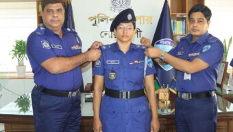 বিভাগীয় পদোন্নতি প্রাপ্ত ০২(দুই) জন পুলিশ সদস্যকে র‍্যাংক ব্যাজ পড়ালেন পুলিশ সুপার, নোয়াখালী মহোদয
