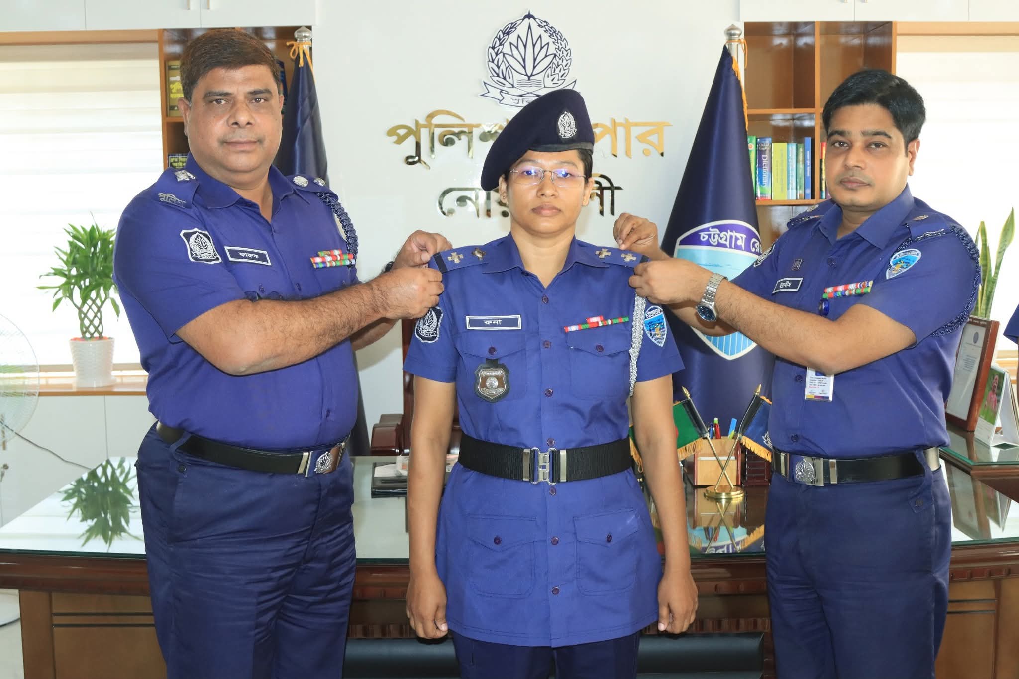 বিভাগীয় পদোন্নতি প্রাপ্ত ০২(দুই) জন পুলিশ সদস্যকে র‍্যাংক ব্যাজ পড়ালেন পুলিশ সুপার, নোয়াখালী মহোদয